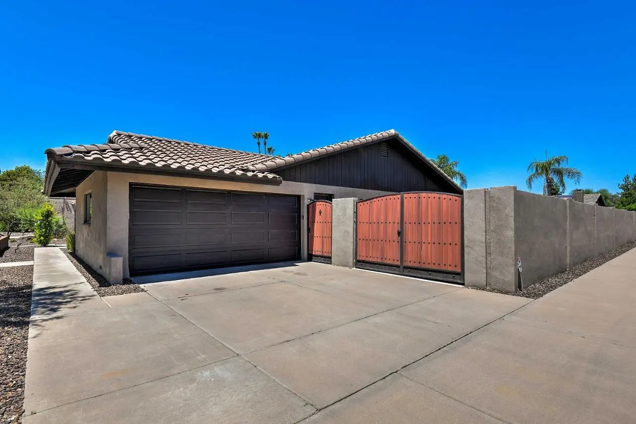 Holiday home Scottsdale Oasis With Outdoor Bar And Pool! Villa